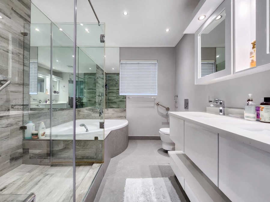 2 Bedroom Property for Sale in Sea Point Western Cape